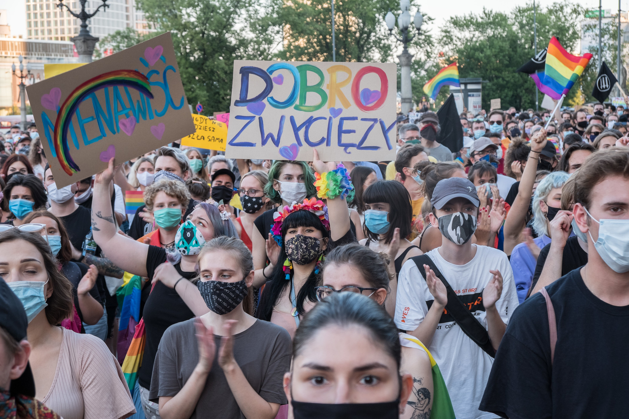 © Grzegorz Żukowski / Manifestantes seguram um cartaz que diz “ódio” (esquerda), “o bem irá prevalecer” (direita), durante um protesto solidário para com os manifestantes LGBT+ detidos e contra a homofobia em Varsóvia, depois dos acontecimentos em Varsóvia do dia anterior, em que a polícia prendeu a ativista LGBT+ Margot e deteve mais umas dezenas de pessoas. 8 de agosto de 2020, Varsóvia